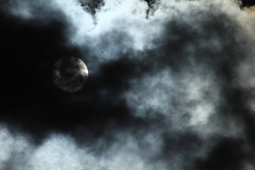 Fototapeta na wymiar Mond hinter Wolken