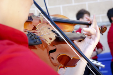 Músico tocando el violín en la calle. Violinista dando recital en el exterior. Primeros planos de...