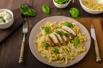 Pasta with cheese and chicken