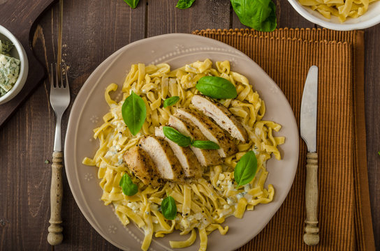Pasta with cheese and chicken