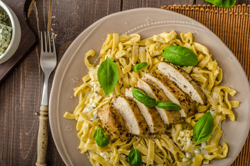 Pasta with cheese and chicken