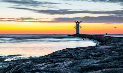 Sonnenuntergang am Leuchtturm Mühlenbake (Stawa Młyny) in Swinemünde