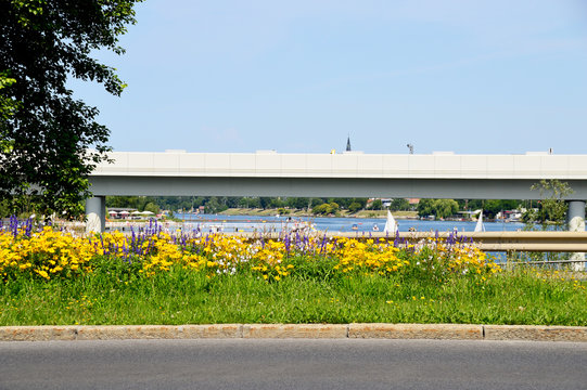 Begr&uuml;nter Fahrbahn-Mittelstreifen