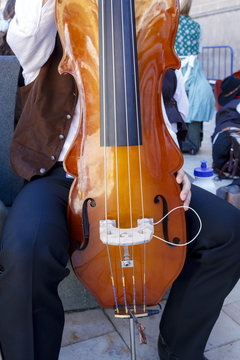 M&uacute;sico tocando el violonchelo en la calle. M&uacute;sico dando recital en el exterior. Primeros planos de un violonchelo.