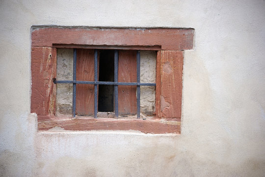 Verrostetes Eisengitter / Ein verrostetes Eisengitter in einem in alten Fenster