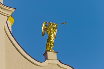 Goldener Engel mit Posaune