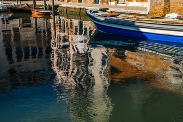 Fototapeta na wymiar reflection of buildings in water canal in Venice