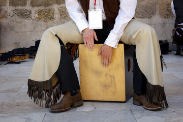 Músico tocando el cajón en la calle. Músico dando recital en el exterior. Primeros planos de un...