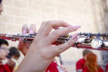 M&uacute;sico tocando la flauta en la calle. M&uacute;sico dando recital en el exterior. Primeros planos de una flauta.