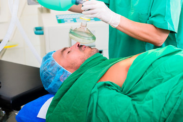 Doktor operiert im OP an Patientin