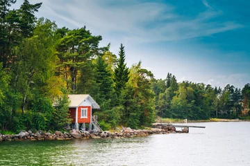 Fototapete Rund Rotes finnisches Holzbad Sauna-Blockhaus auf der Insel im Sommer © Grigory Bruev
