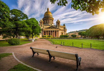 Исаакиевский собор и безлюдный парк