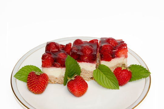 Erdbeer-Käsekuchen mit Minzblättern, weißer Hintergrund