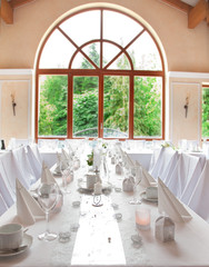 Hochzeitstisch am gebogenen Fenster Himmlisch