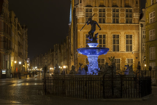 The old town in Gdansk and Neptune fountain by night