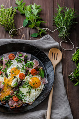 Fried eggs with ham and herbs