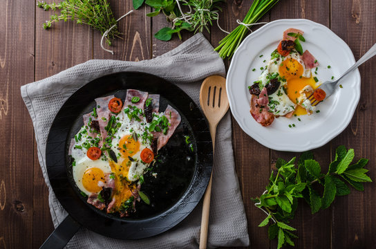Fried eggs with ham and herbs