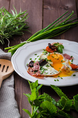 Fried eggs with ham and herbs