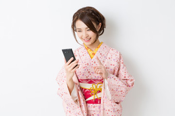 着物を着た女性　スマホ