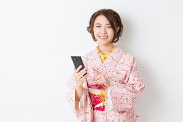 着物を着た女性　スマホ