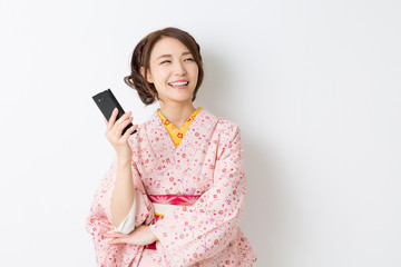 着物を着た女性　スマホ