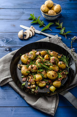 Cowboy potatoes with bacon and herbs
