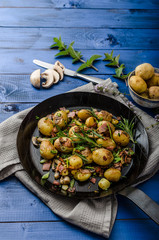 Cowboy potatoes with bacon and herbs