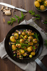 Cowboy potatoes with bacon and herbs