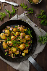 Cowboy potatoes with bacon and herbs