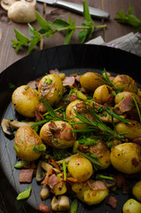 Cowboy potatoes with bacon and herbs
