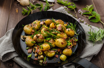 Cowboy potatoes with bacon and herbs