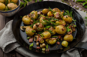 Cowboy potatoes with bacon and herbs