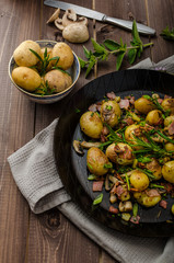 Cowboy potatoes with bacon and herbs