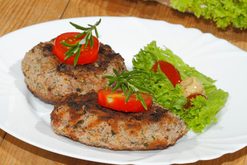 Gegrillte Hacksteaks, Würzsaucen, Teller