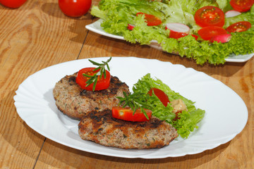 Gegrillte Hacksteaks, Würzsaucen, Teller