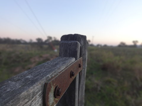 Poste de tranquera de alambrado rural
