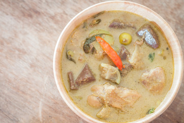 Grren curry in wooden bowl
