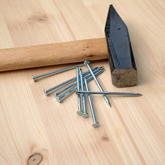Hammer und Nägel