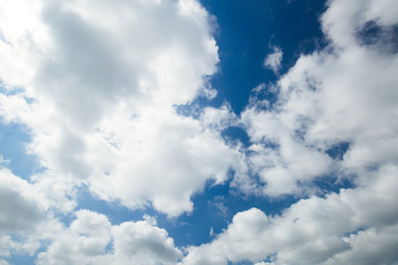 初夏の青空と雲　