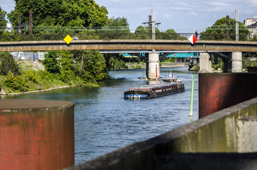 Fototapeta premium péniche circulant sur un fleuve
