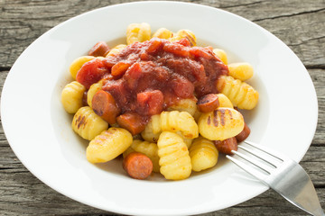 Nahaufnahme Gnocchi mit Tomatensauce