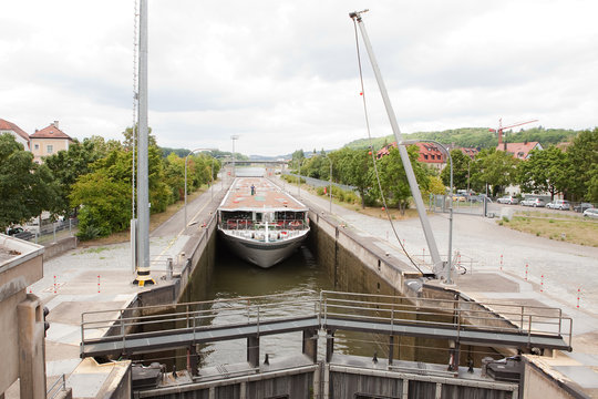 Fracht-Schiff passiert Schleuse in Donau-Kanal in Regensburg