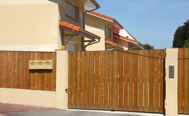 Portail en bois d'une maison