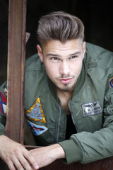Attraktiver Junger Mann mit Undercut-Frisur 