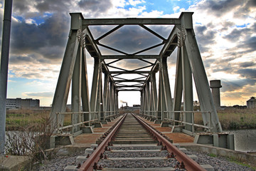 ponte in ferro con binari