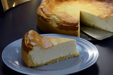 angeschnittener Käsekuchen