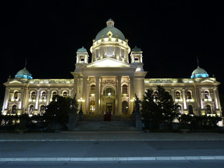 Nationales Parlament in Belgrad/Serbien bei Nacht