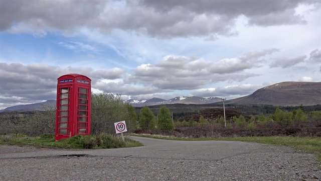 Zeitraffer rote Telefonzelle in den schottischen Highlands