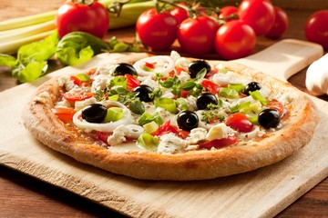 Pizza nach griechischer Art / frische hausgemachte vegetarische Pizza