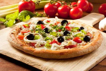 Photo sur Aluminium Pizzeria Pizza à la grecque / Pizza végétarienne maison fraîche